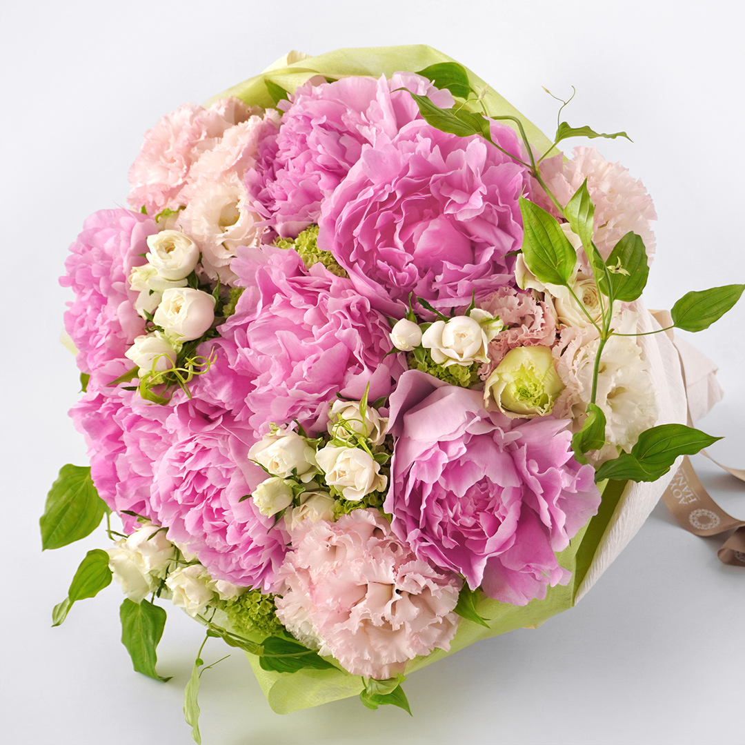 ピンクの芍薬とトルコキキョウ、白いスプレーバラの花束