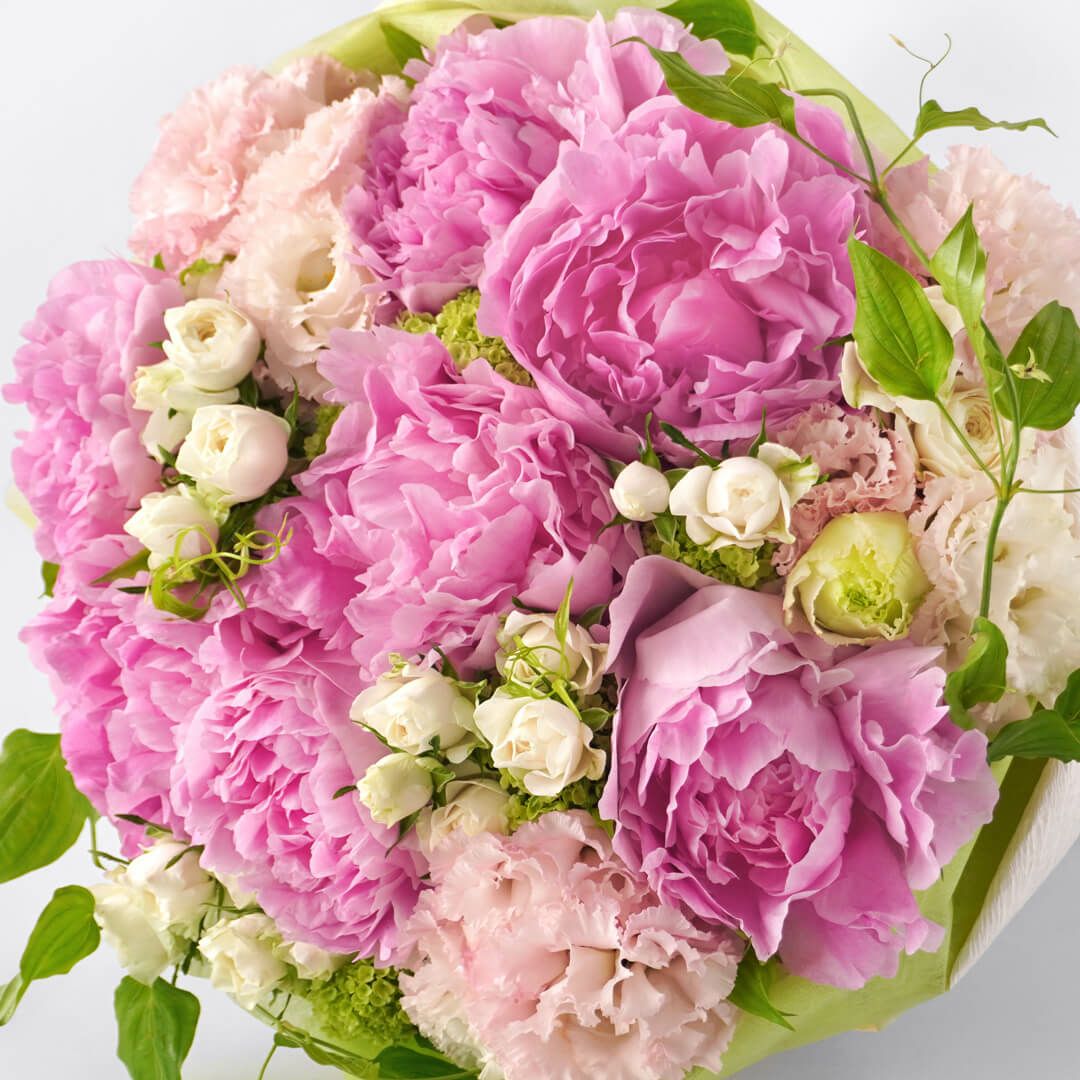 ピンクの芍薬とトルコキキョウ、白いスプレーバラの花束