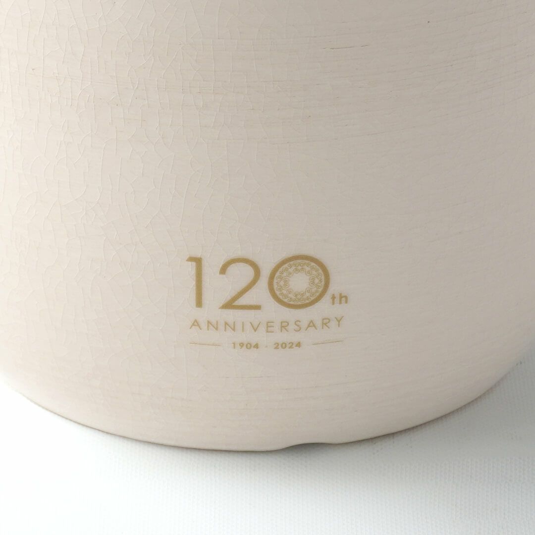 器背面の120周年記念ロゴ