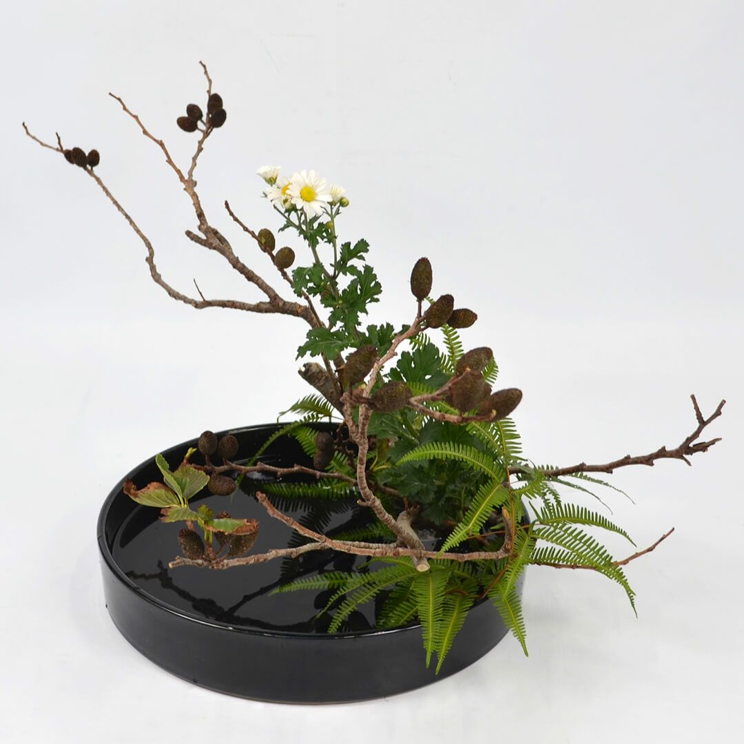 秋のいけばな花材＜榛の木・小菊・山しだ＞