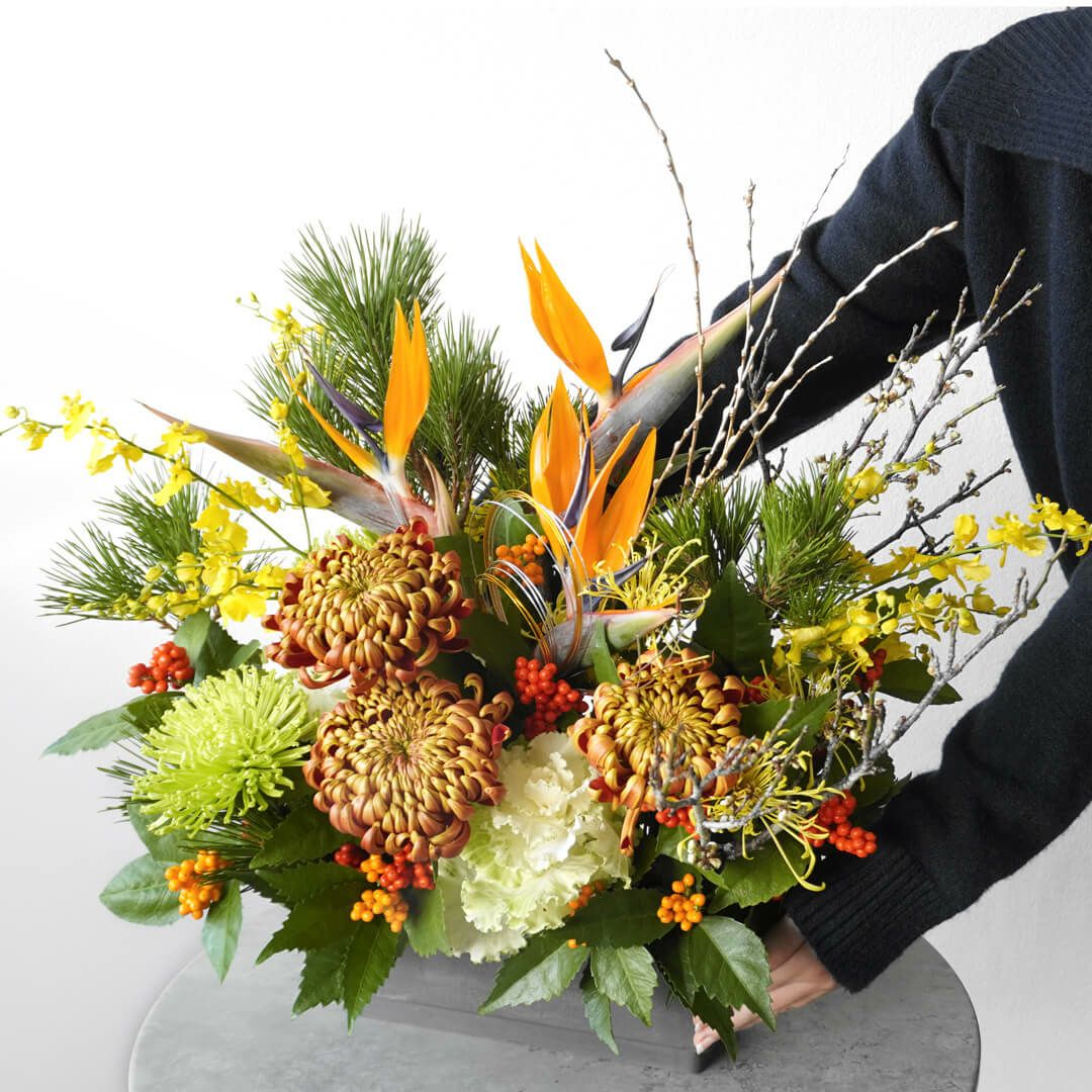 【お正月・お年賀】ストレチアやオレンジの複色のマムのアレンジメント