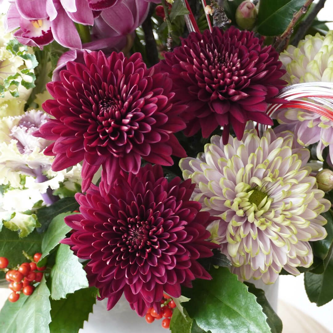 【お正月・お年賀】ピンクのシンビジュームや赤いマムのアレンジメント