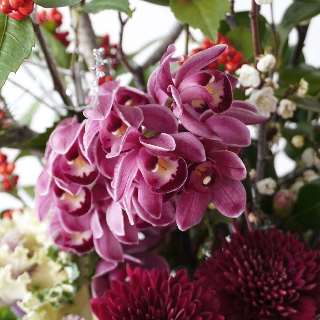 【お正月・お年賀】ピンクのシンビジュームや赤いマムのアレンジメント