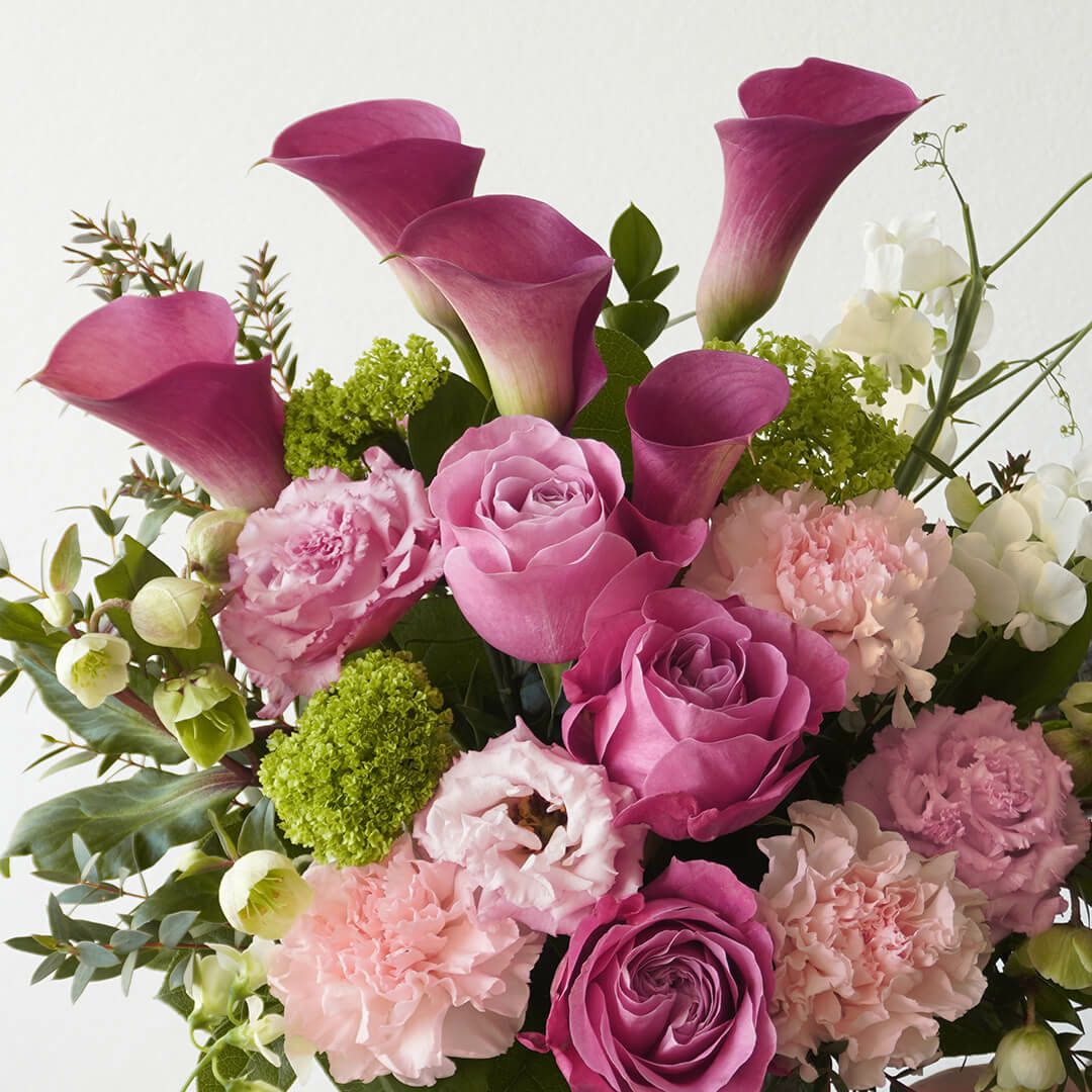 【母の日】濃いピンクのバラや淡いピンクのカーネーションのアレンジメント