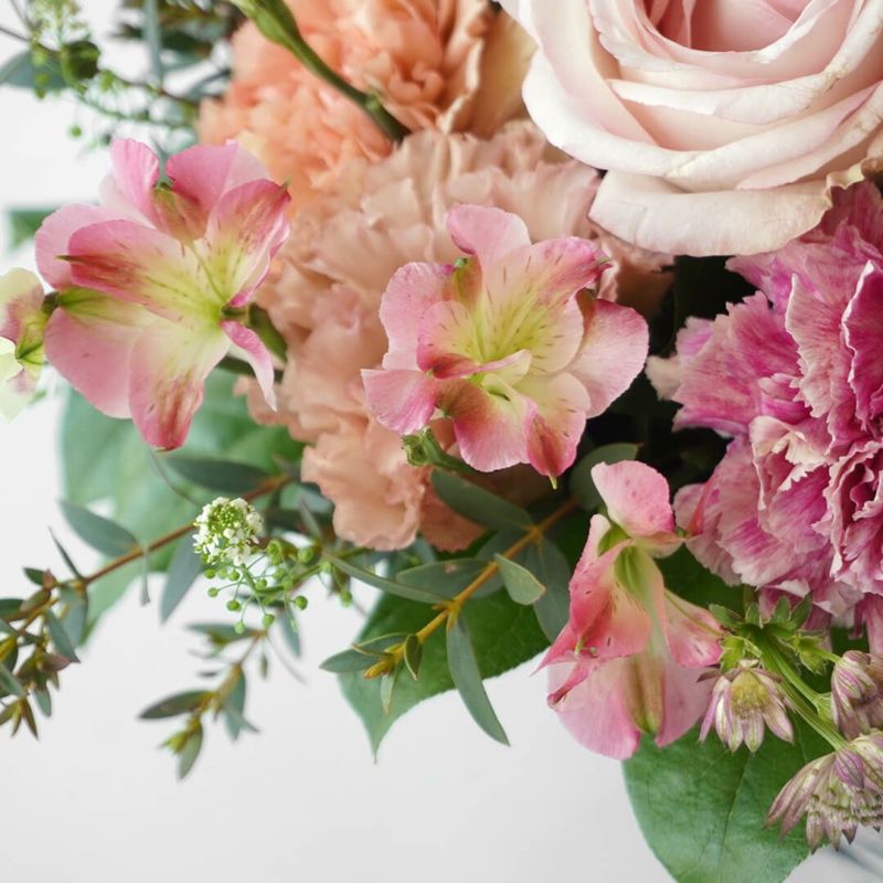 【母の日】複色のカーネーションや淡いピンクの大輪バラのアレンジメント