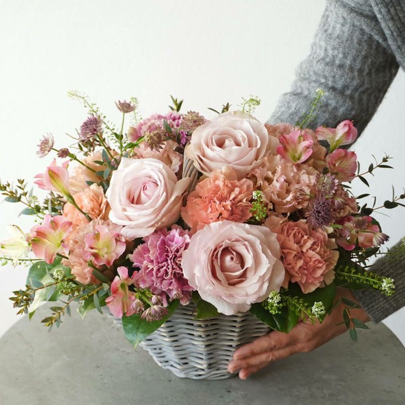 【母の日】複色のカーネーションや淡いピンクの大輪バラのアレンジメント