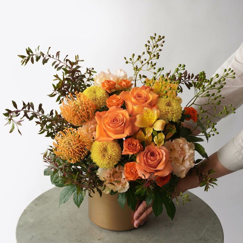 【敬老の日】オレンジのバラやマムのアレンジメント