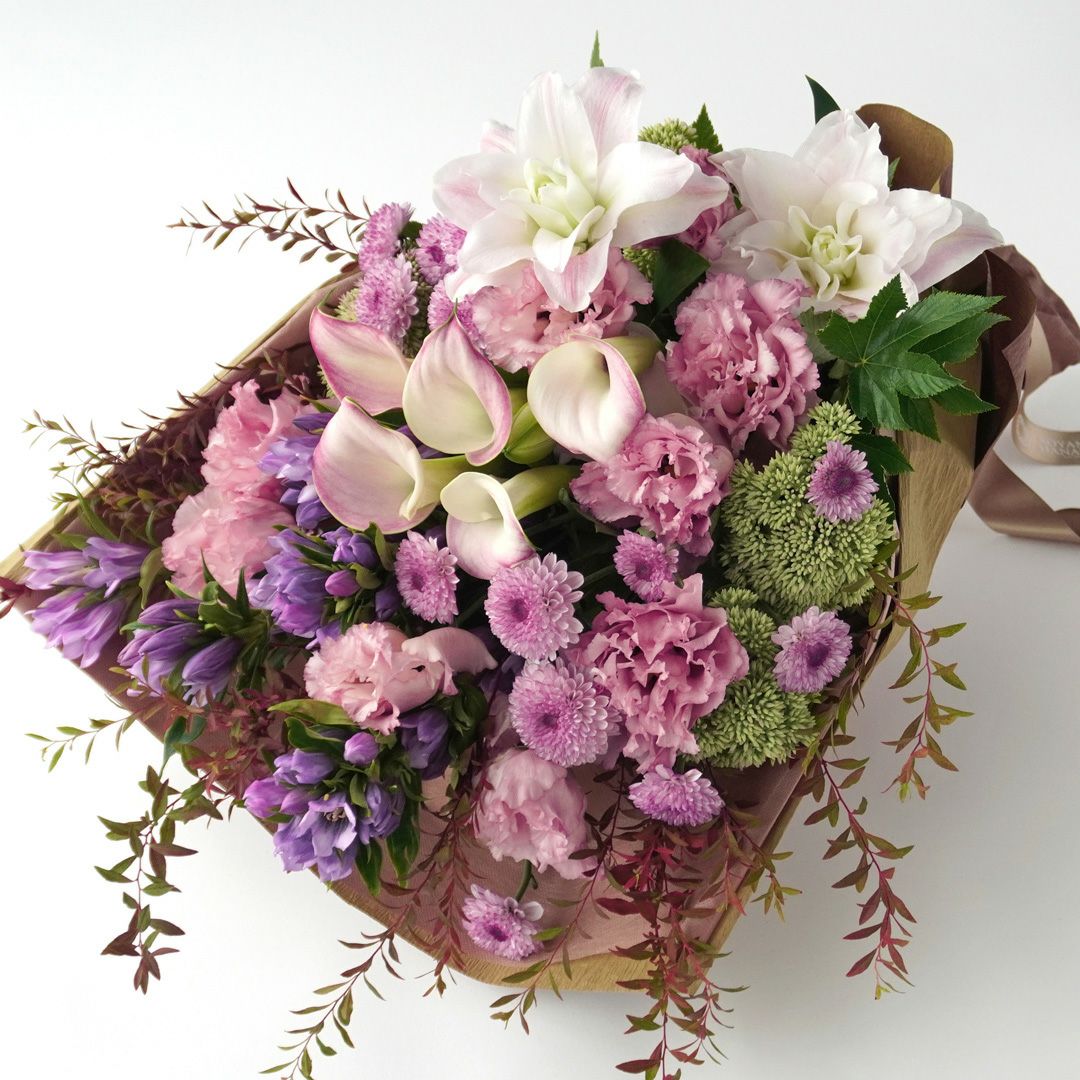 八重咲きユリ、トルコキキョウ、リンドウ、カラー、スプレーマムの花束