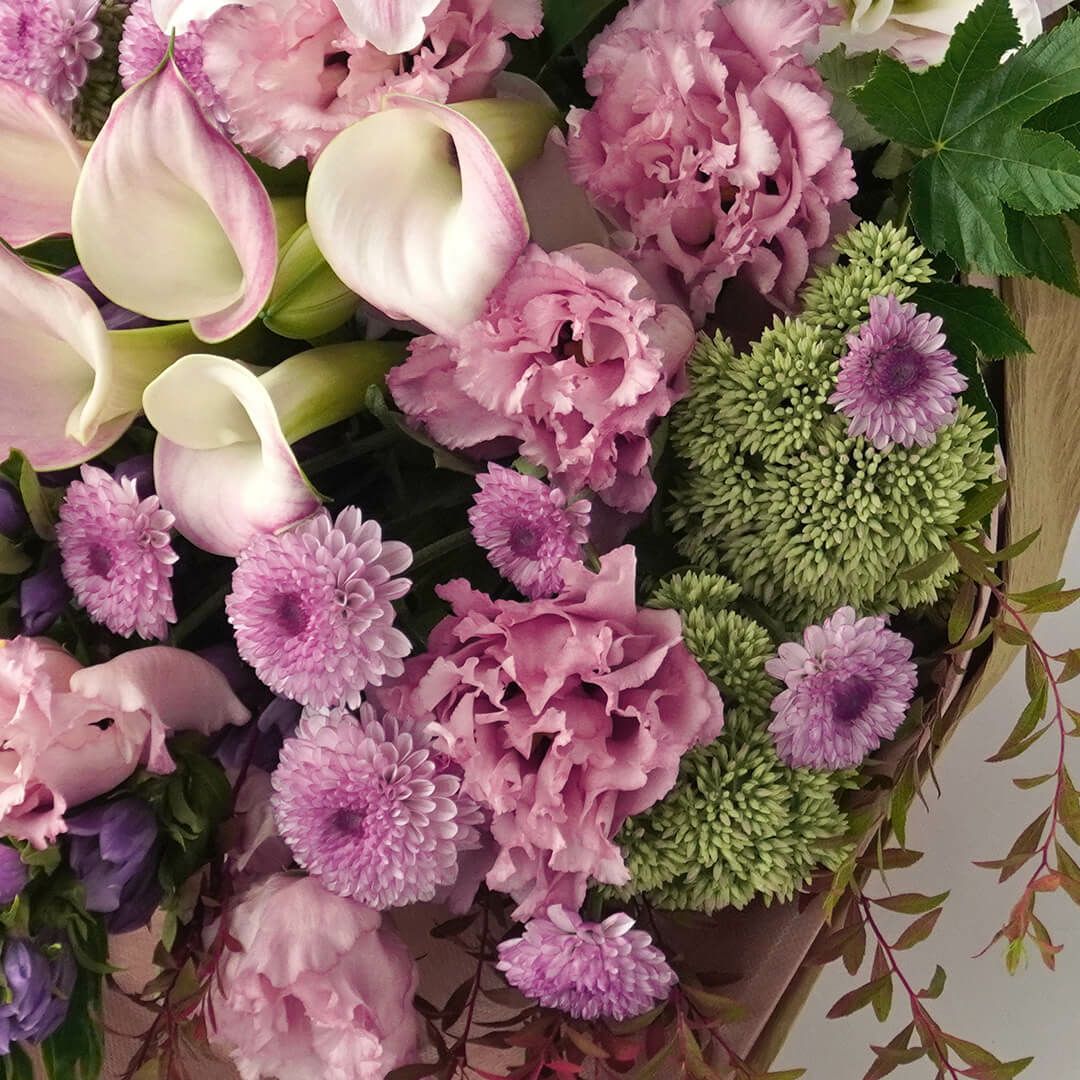 八重咲きユリ、トルコキキョウ、リンドウ、カラー、スプレーマムの花束