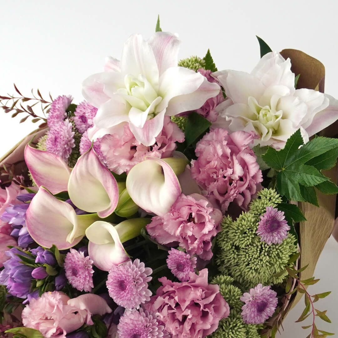 八重咲きユリ、トルコキキョウ、リンドウ、カラー、スプレーマムの花束