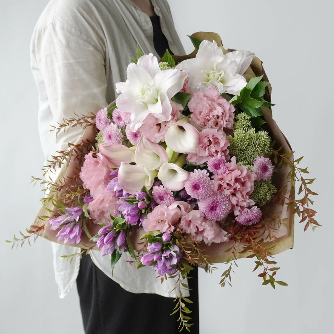 八重咲きユリ、トルコキキョウ、リンドウ、カラー、スプレーマムの花束