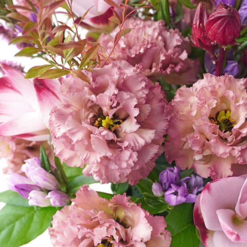 バラやトルコキキョウのアレンジメント