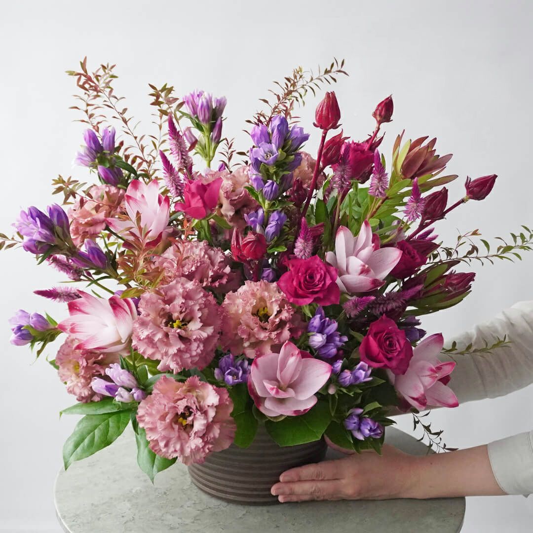 バラやトルコキキョウのアレンジメント