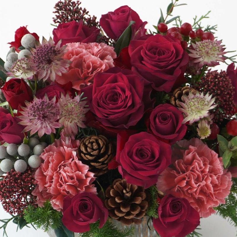 【お歳暮・クリスマス】赤い大輪バラやカーネーションのアレンジメント
