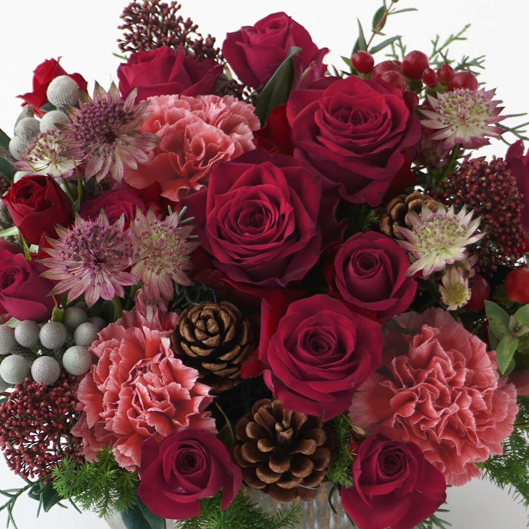 【お歳暮・クリスマス】赤い大輪バラやカーネーションのアレンジメント