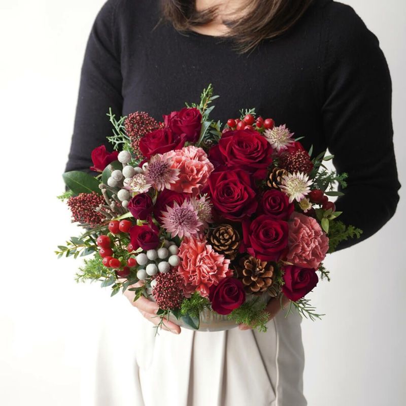 【お歳暮・クリスマス】赤い大輪バラやカーネーションのアレンジメント