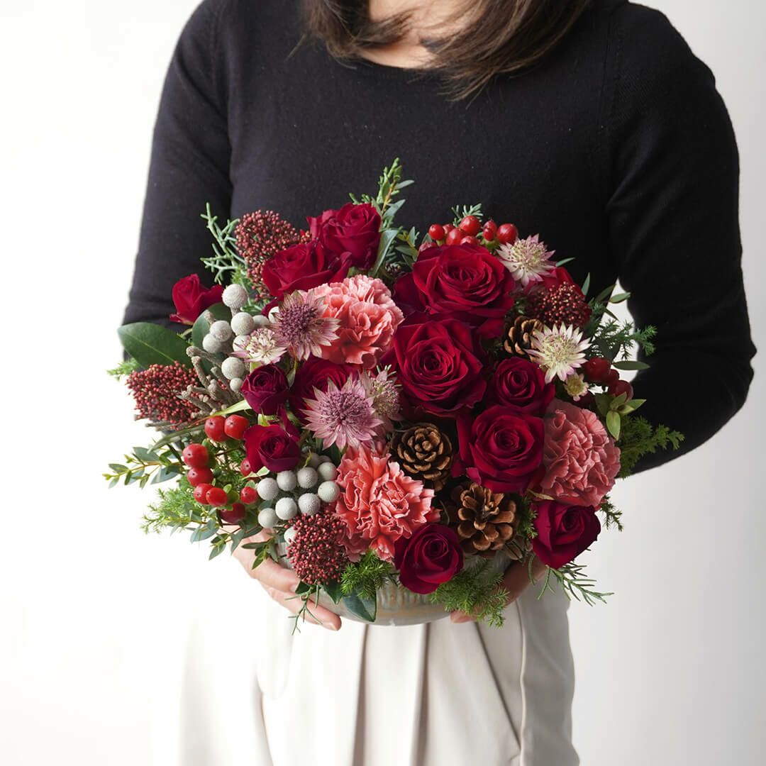 【お歳暮・クリスマス】赤い大輪バラやカーネーションのアレンジメント