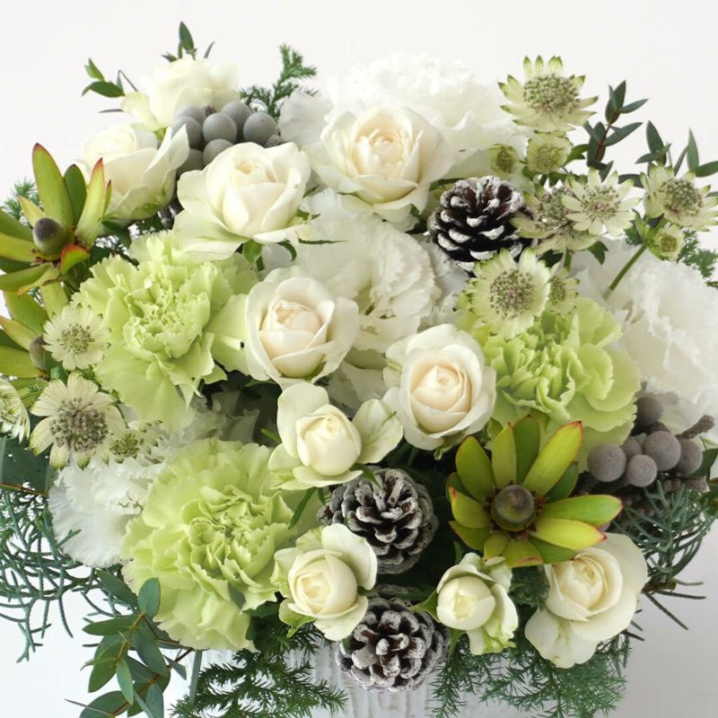 【お歳暮・クリスマス】白いトルコキキョウやスプレーバラのアレンジメント