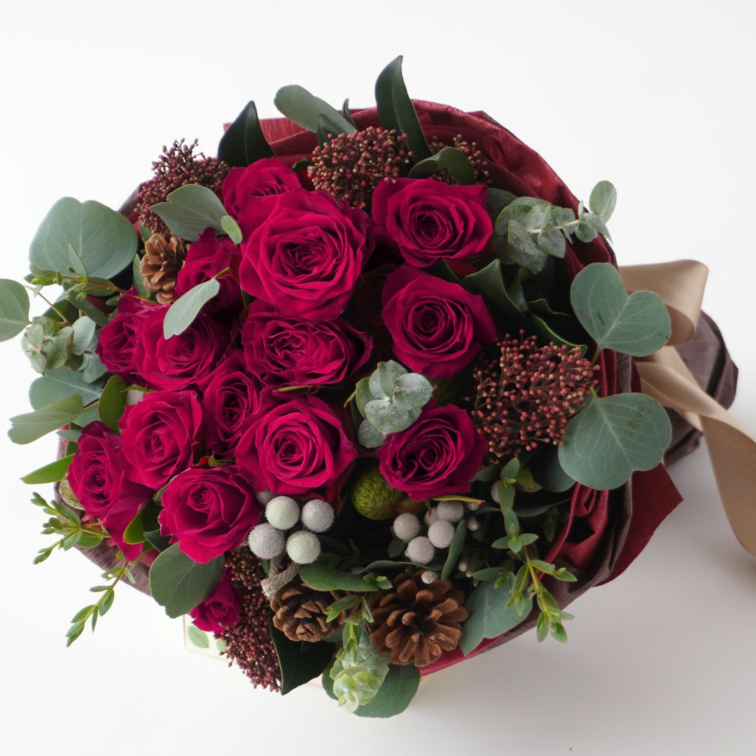 【クリスマス】赤い大輪バラやスプレーバラ、シルバーブルニアなどの花束