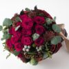 【クリスマス】赤い大輪バラやスプレーバラ、シルバーブルニアなどの花束