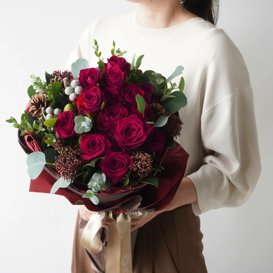 【クリスマス】赤い大輪バラやスプレーバラ、シルバーブルニアなどの花束