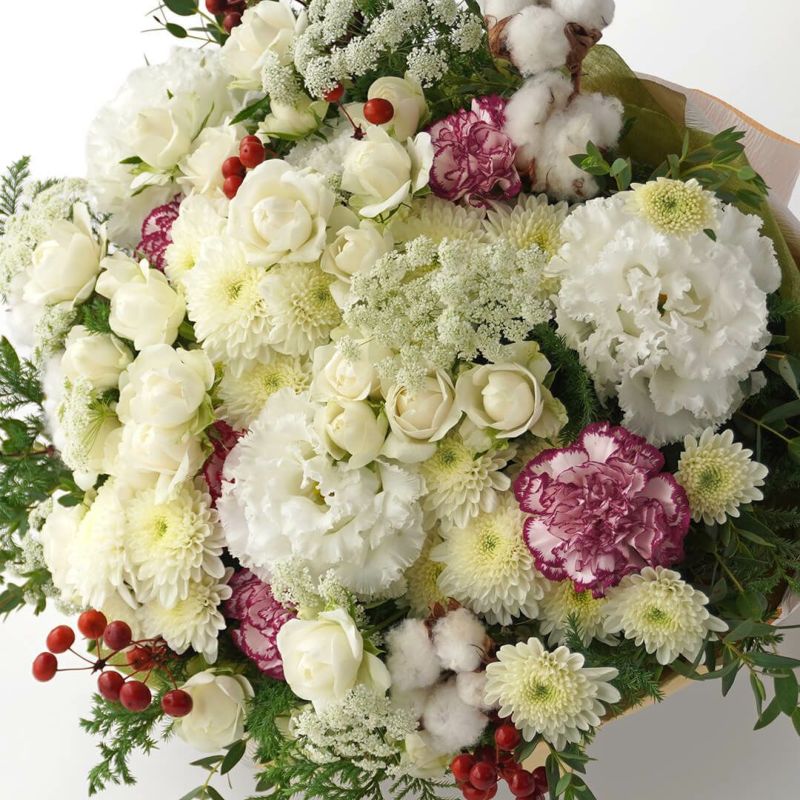 【クリスマス】白いスプレーバラやトルコキキョウ、カーネーションなどの花束