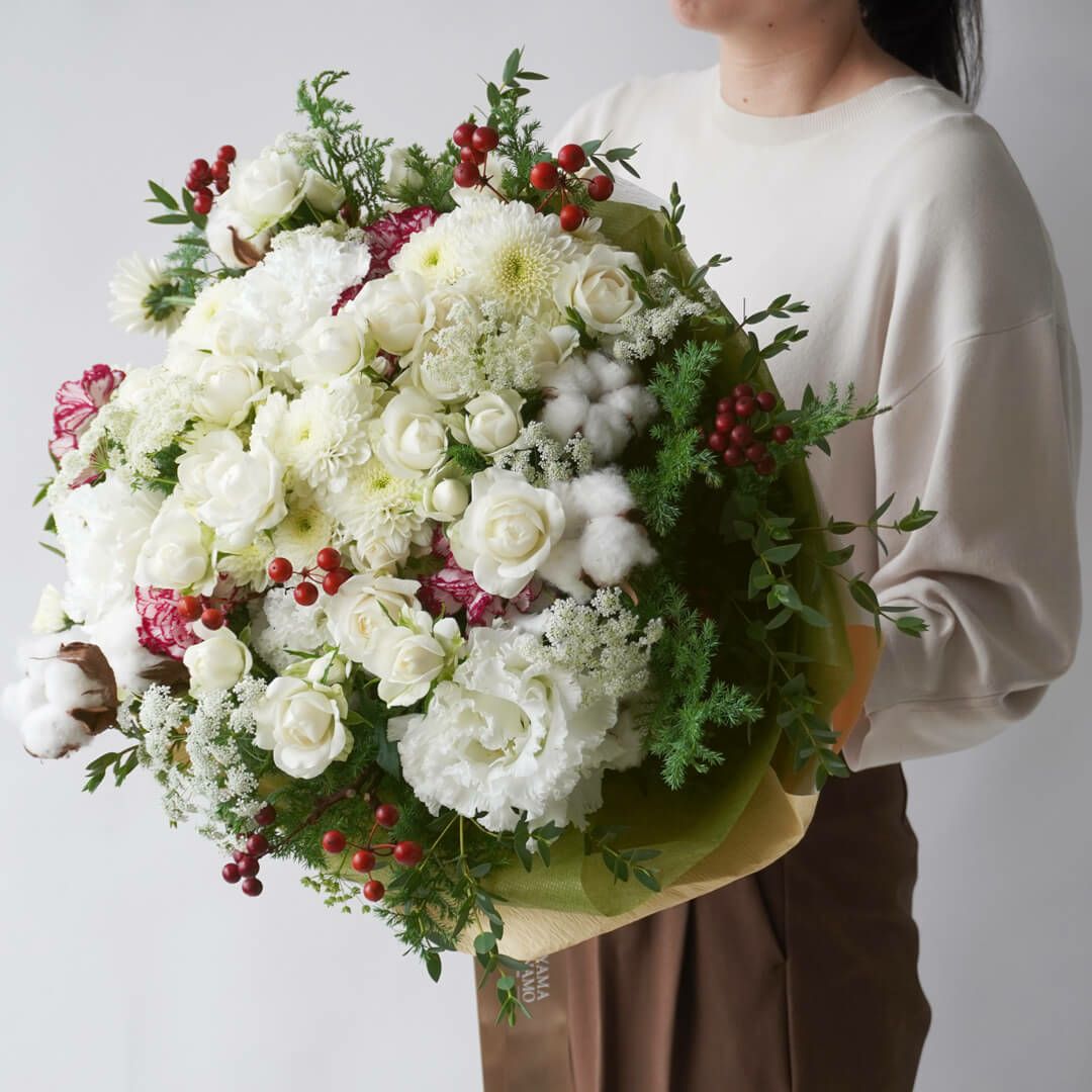 【クリスマス】白いスプレーバラやトルコキキョウ、カーネーションなどの花束