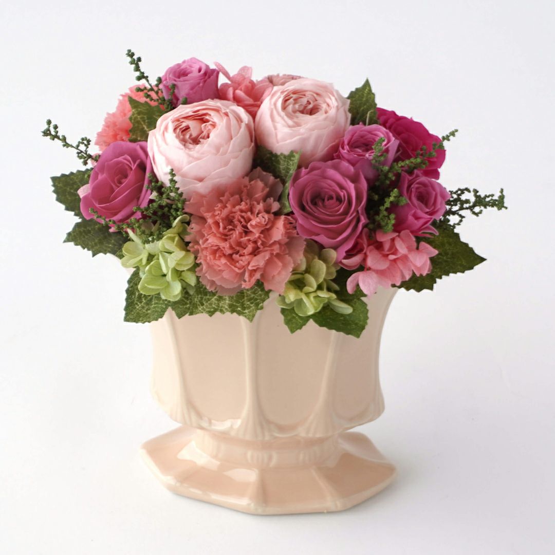 ピンクのバラやカーネーションのプリザーブドフラワー