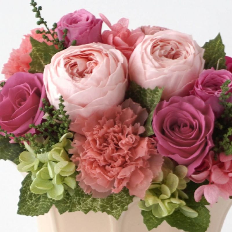 ピンクのバラやカーネーションのプリザーブドフラワー