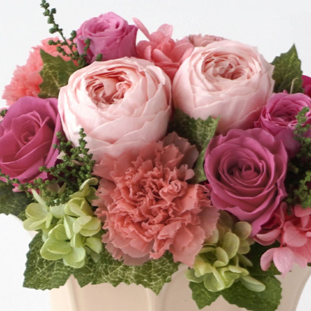 ピンクのバラやカーネーションのプリザーブドフラワー